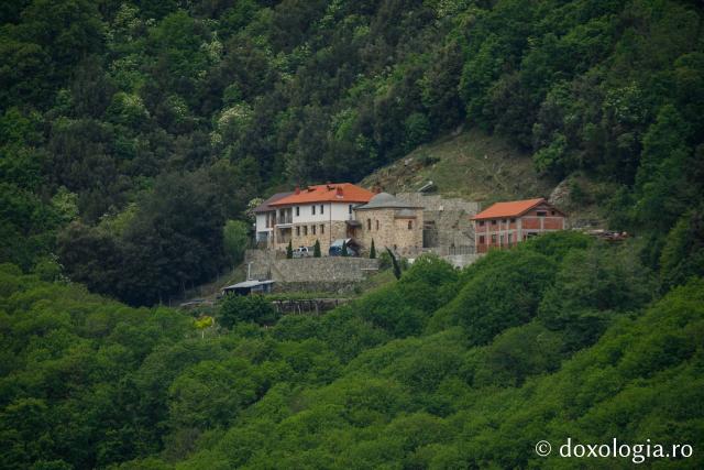 (Foto) Praznicul Izvorul Tămăduirii la Schitul Lacu – Athos