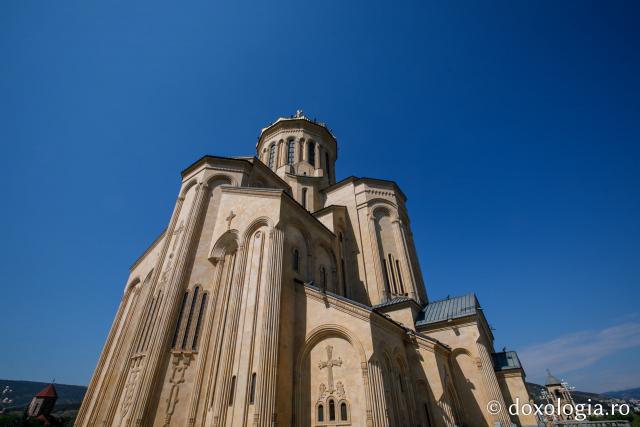(Foto) Paşi de pelerin la Catedrala Sfânta Treime Sameba – Tbilisi, Georgia