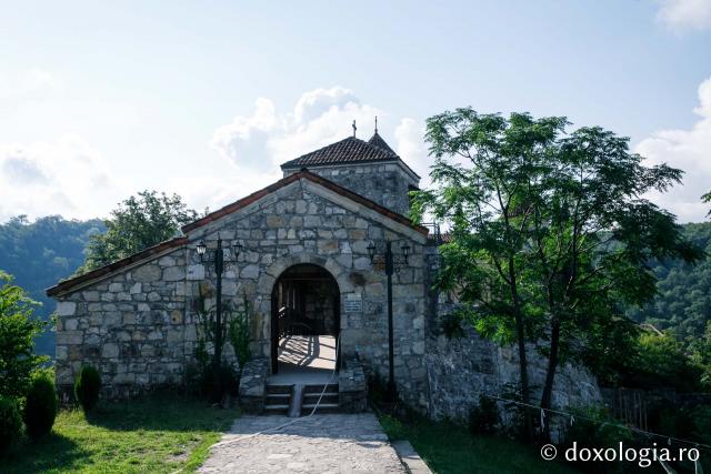 (Foto) Paşi de pelerin la Mănăstirea Motsameta – Georgia