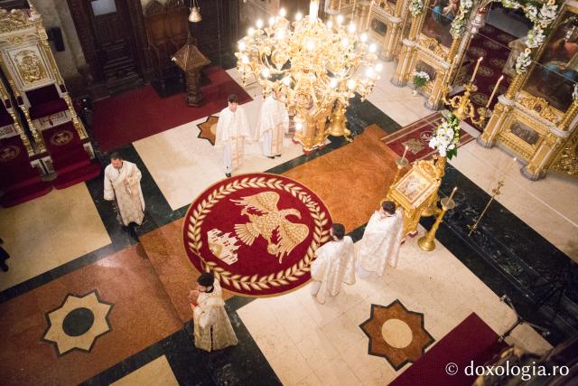 (Foto) Sfânta Liturghie arhierească în ajunul prăznuirii Sfintei Parascheva 