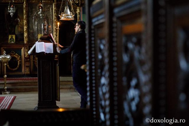 (Foto) Denia celor 12 Evanghelii în bisericile din Arhiepiscopia Iașilor