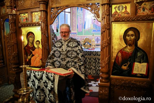 (Foto) Denia celor 12 Evanghelii în bisericile din Arhiepiscopia Iașilor