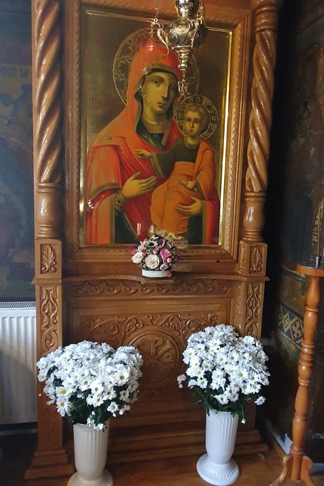(Foto) Floriile la Mănăstirea Tuturor Sfinților Bucium