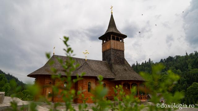 (Foto) Mănăstirile Paltin și Petru Vodă, în așteptarea Parastasului pentru părintele Iustin Pârvu