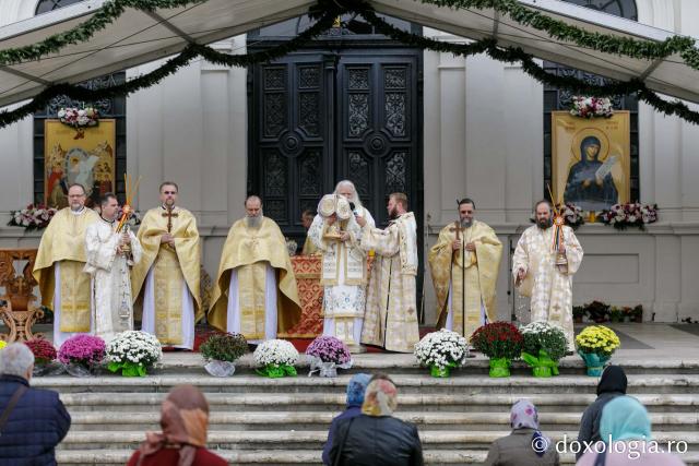(Foto) Sfânta Liturghie arhierească săvârșită de Înaltpreasfințitul Calinic, Arhiepiscopul Sucevei și Rădăuților