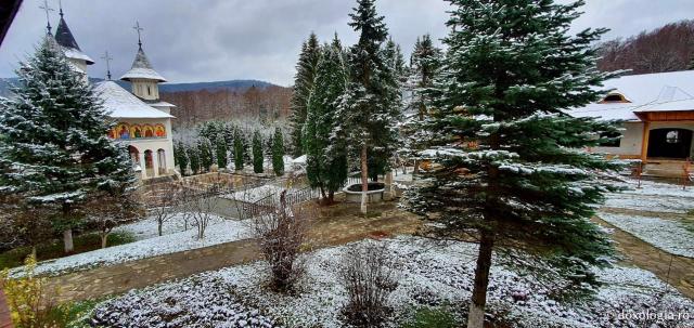 (Foto) Prima ninsoare la Mănăstirea Sihăstria
