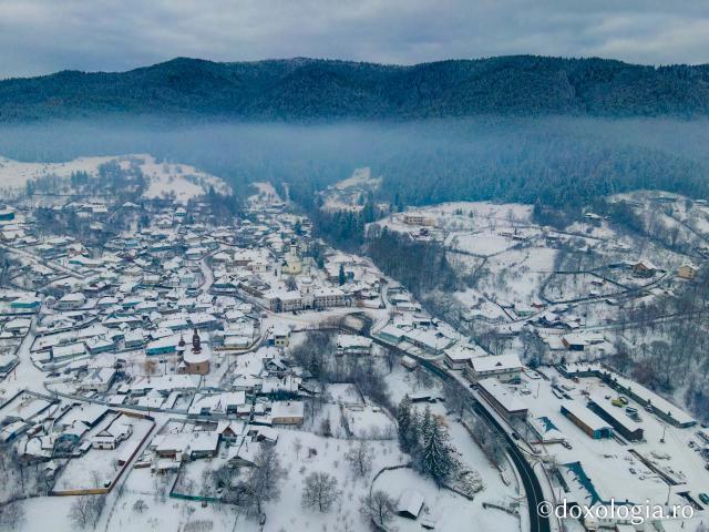 (Foto) Când rugăciunea îmbracă straie de iarnă: În zbor peste Mănăstirea Văratec