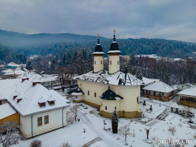 (Foto) Când rugăciunea îmbracă straie de iarnă: În zbor peste Mănăstirea Văratec