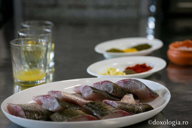 (Foto) Din bucătăria Mănăstirii Sihăstria: Novac la cuptor pe pat de urzici și salată de râșcovi marinați