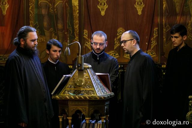 (Foto) Priveghere în cinstea Sfintei Parascheva la Mănăstirea „Sfinții Trei Ierarhi” din Iași