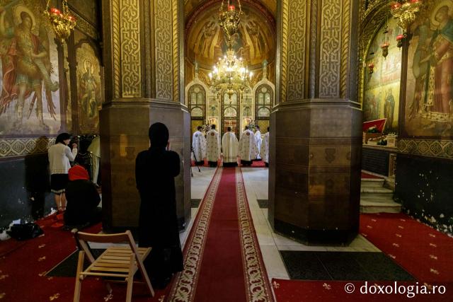 (Foto) Priveghere în cinstea Sfintei Parascheva la Mănăstirea „Sfinții Trei Ierarhi” din Iași