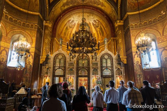 (Foto) Sfânta Liturghie la Mănăstirea Sfinții Trei Ierarhi – 380 de ani de la aducerea la Iași a moaștelor Sfintei Parascheva