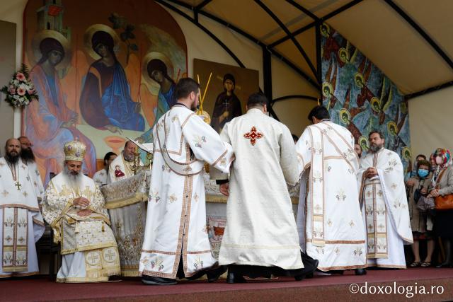 (Foto) Catedrala Mitropolitană din Iași: Sfânta Liturghie în cinstea împlinirii a 380 de ani de la aducerea moaștelor Sfintei Parascheva