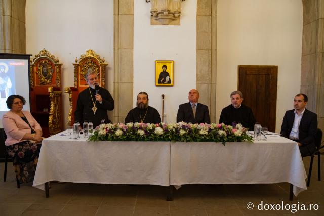 (Foto) Simpozion și expoziție dedicate Sfintei Cuvioase Parascheva