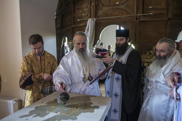 (Foto) Mănăstirea Frumoasa își merită numele: șase ierarhi au fost prezenți la slujbele de sfințire și binecuvântare ale ansamblului monahal