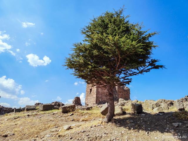 (Foto) Ruinele vechii cetăți Pergam – una din cele șapte Biserici ale Apocalipsei