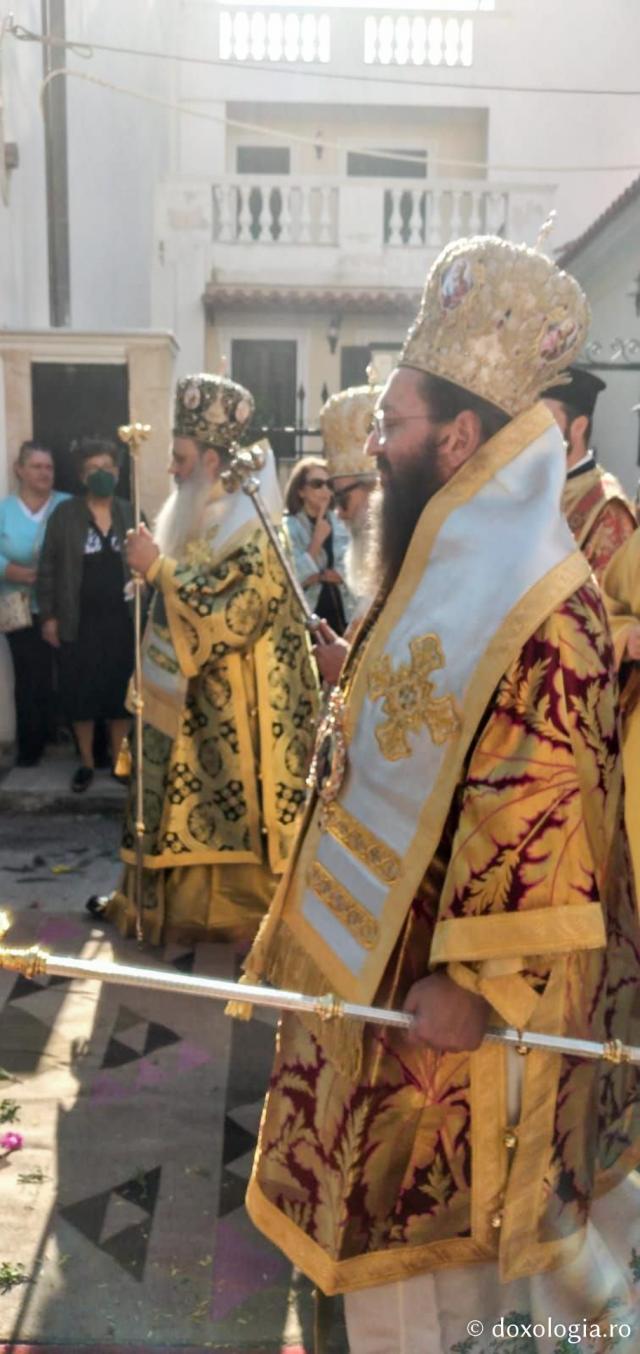 (Foto) Procesiune cu moaștele Sfântului Ierarh Nectarie – Eghina, 2022