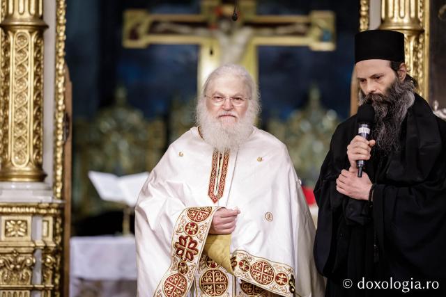 (Foto) Starețul Efrem al Mănăstirii Vatoped a slujit în Catedrala Sfintei Parascheva de la Iași