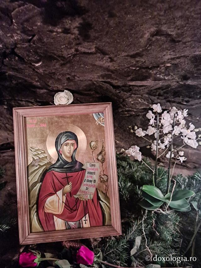 (Foto) Prima Sfântă Liturghie de Nașterea Domnului în peștera Sfintei Teodora de la Sihla