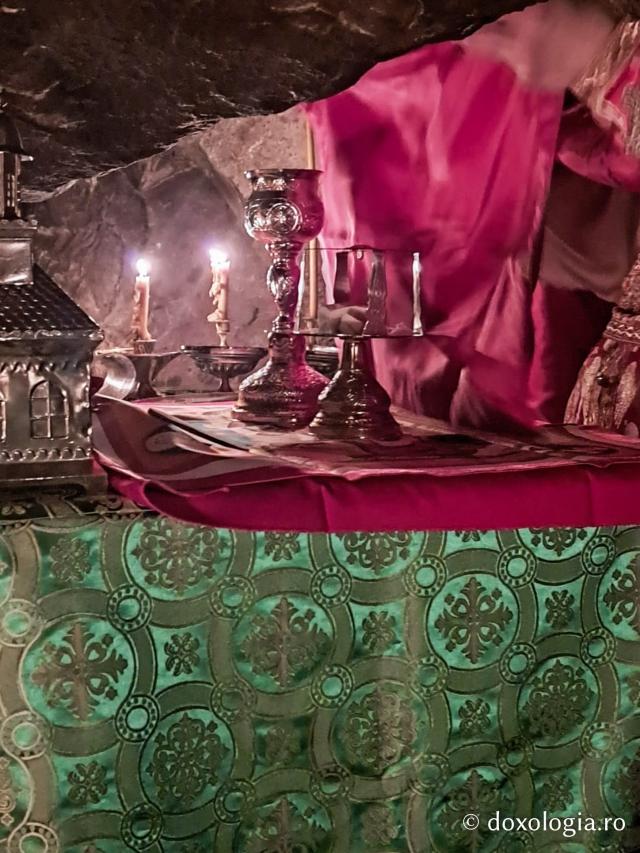 (Foto) Prima Sfântă Liturghie de Nașterea Domnului în peștera Sfintei Teodora de la Sihla