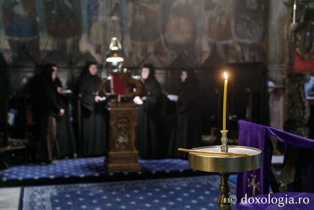 (Foto) Denia din Sfânta și Marea Miercuri la Mănăstirea Frumoasa