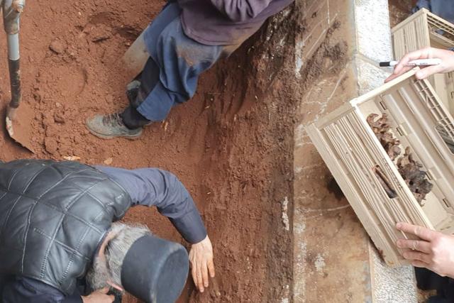 (Foto) Deshumarea Părintelui Petroniu Tănase de la Schitul Românesc Prodromu – 27 aprilie 2023