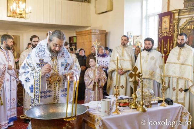 (Foto) Liturghie baptismală și sfințire de casă parohială la Parohia Drăgușeni