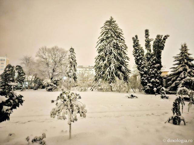 (Foto) Peisaj de iarnă în luna aprilie la Mănăstirea Golia