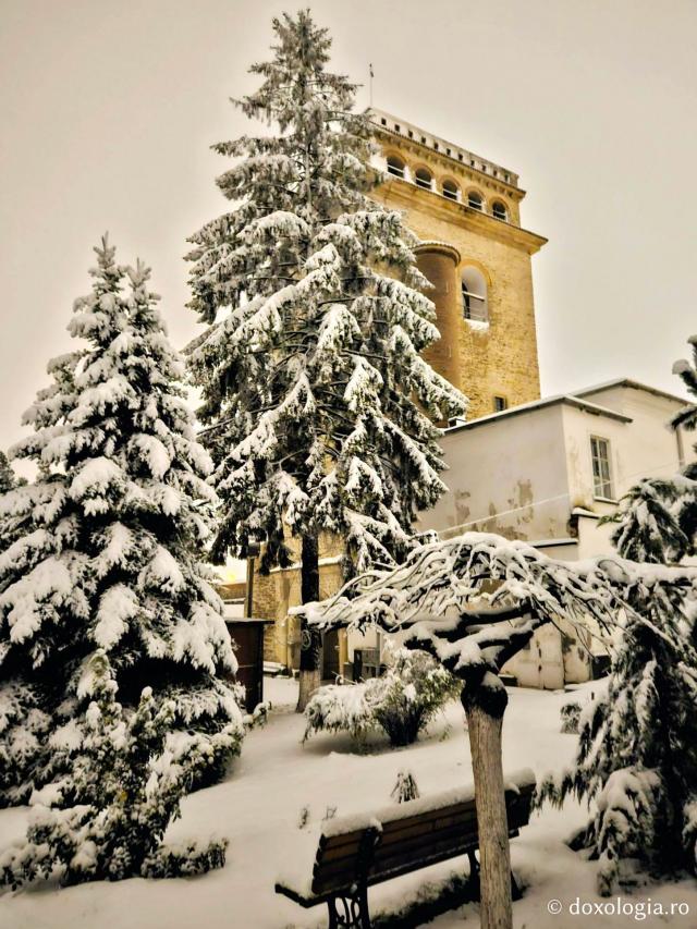 (Foto) Peisaj de iarnă în luna aprilie la Mănăstirea Golia