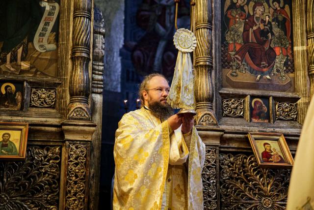 (Foto) Starețul Efrem la liturghie în Catedrala Mitropolitană din Cluj-Napoca