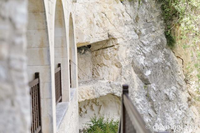 (Foto) Clipe de tihnă în peștera Sfântului Neofit Zăvorâtul din Cipru