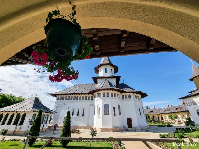 (Foto) Pași de pelerin la Mănăstirea Vladimirești