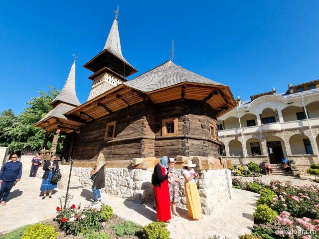 (Foto) Pași de pelerin la Mănăstirea „Sfânta Maria” din Techirghiol 