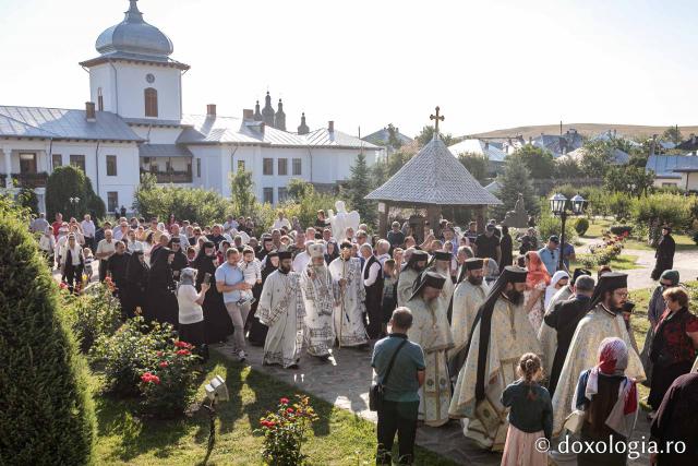 (Foto) Sub ocrotirea Macii Domnului: Cea mai mare mănăstire de maici din România și-a serbat hramul