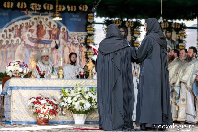 (Foto) Sub ocrotirea Macii Domnului: Cea mai mare mănăstire de maici din România și-a serbat hramul