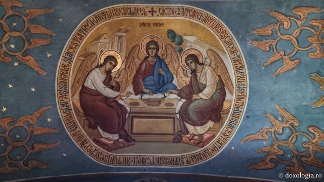 Sfânta Treime - Paraclisul Sfinților Apostoli „Petru și Pavel” de la Mănăstirea Putna
