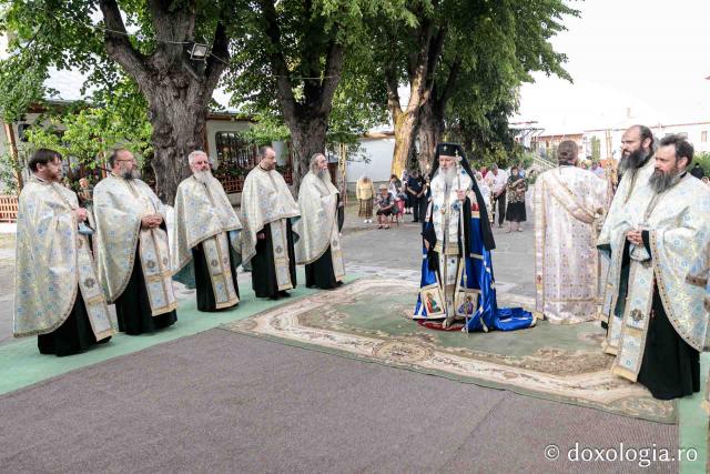 Înaltpreasfințitul Serafim, alături de un sobor de preoți și diaconi, săvârșind slujba Privegherii în cinstea Sfântului Iosif de la Văratec