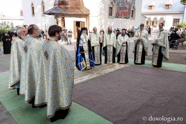 Înaltpreasfințitul Serafim, alături de un sobor de preoți și diaconi, săvârșind slujba Privegherii în cinstea Sfântului Iosif de la Văratec