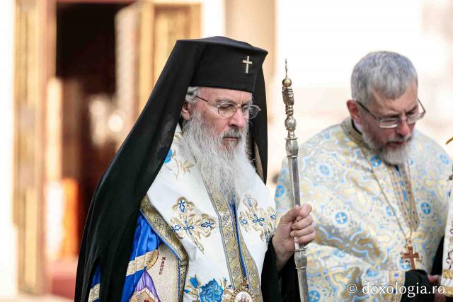 Înaltpreasfințitul Serafim, alături de un sobor de preoți și diaconi săvârșind slujba Litiei în cadrul Privegherii în cinstea Sfântului Iosif de la Văratec