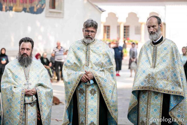 Sobor de preoți și diaconi săvârșind slujba Litiei în cadrul Privegherii în cinstea Sfântului Iosif de la Văratec