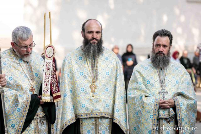 Sobor de preoți și diaconi săvârșind slujba Litiei în cadrul Privegherii în cinstea Sfântului Iosif de la Văratec