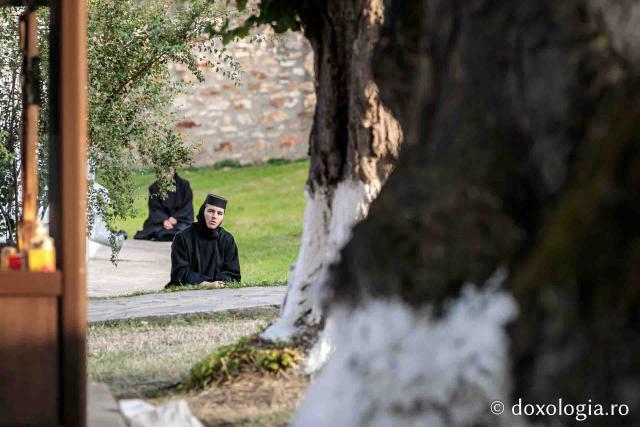 (Foto) Slujbă de priveghere în cinstea Sfântului Cuvios Iosif, la Mănăstirea Văratec
