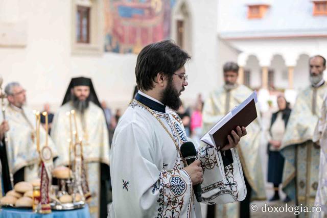 Momente din slujba Litiei în cadrul Privegherii în cinstea Sfântului Iosif de la Văratec