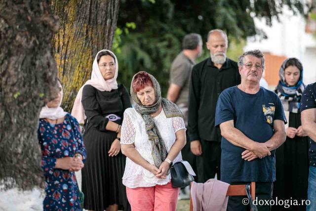 Credincioși participând la slujba Privegherii în cinstea Sfântului Iosif de la Văratec