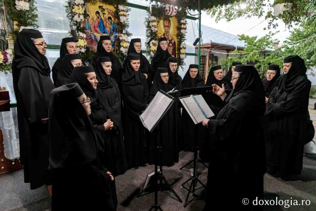 Corul mănăstirii Văratec dând răspunsurile în cadrul slujbei Privegherii în cinstea Sfântului Iosif de la Văratec
