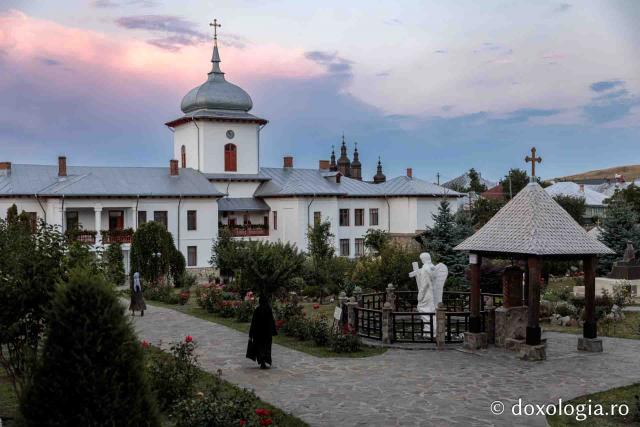 Intrarea în incinta mănăstirii Văratec