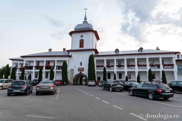 Intrarea în incinta mănăstirii Văratec