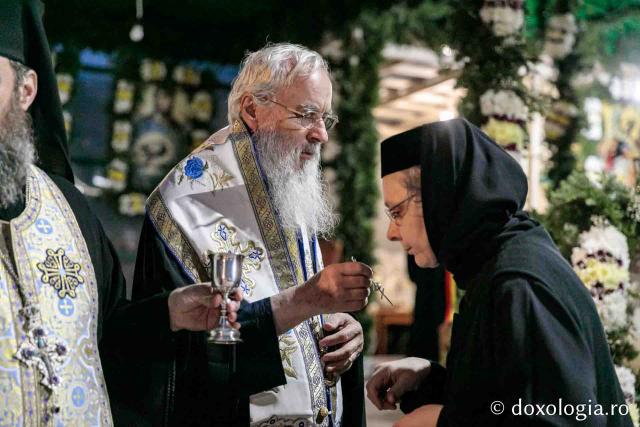 Miruirea credincioșilor în cadrul slujbei privegherii la mănăstirea Văratec
