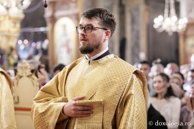 Diacon rostind ectenie în cadrul Sfintei Liturghii