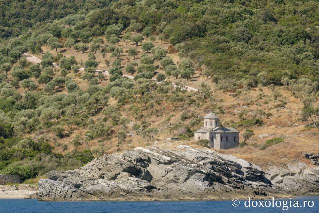 Mănăstirea Vatoped văzută de pe mare